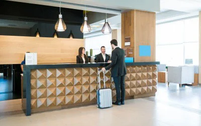 Recepcja i jasne lobby hotelowe